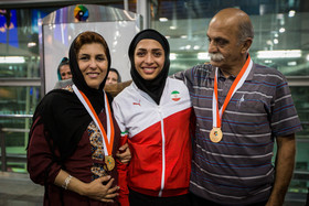 مریم دو مدال طلایی را که از مسابقات اندونزی بدست آورده بود به پدر و مادرش هدیه کرد.